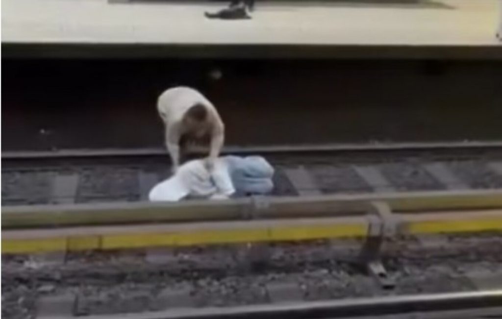 Βρυξέλλες: Επιβάτες τράβηξαν επιβάτη που ξάπλωσε στις ράγες του μετρό ενώ ερχόταν ο συρμός - ΒΙΝΤΕΟ