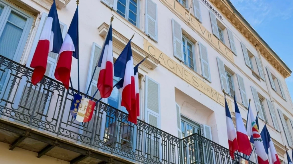 Γαλλία: Κατέβασαν τις σημαίες της ΕΕ από δημαρχεία, οι εκλεγμένοι δήμαρχοι με την ακροδεξιά - Βίντεο