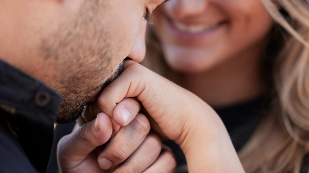 Ισπανία: Σεξουαλική επίθεση το χειροφίλημα χωρίς συναίνεση, απεφάνθη το Ανώτατο Δικαστήριο