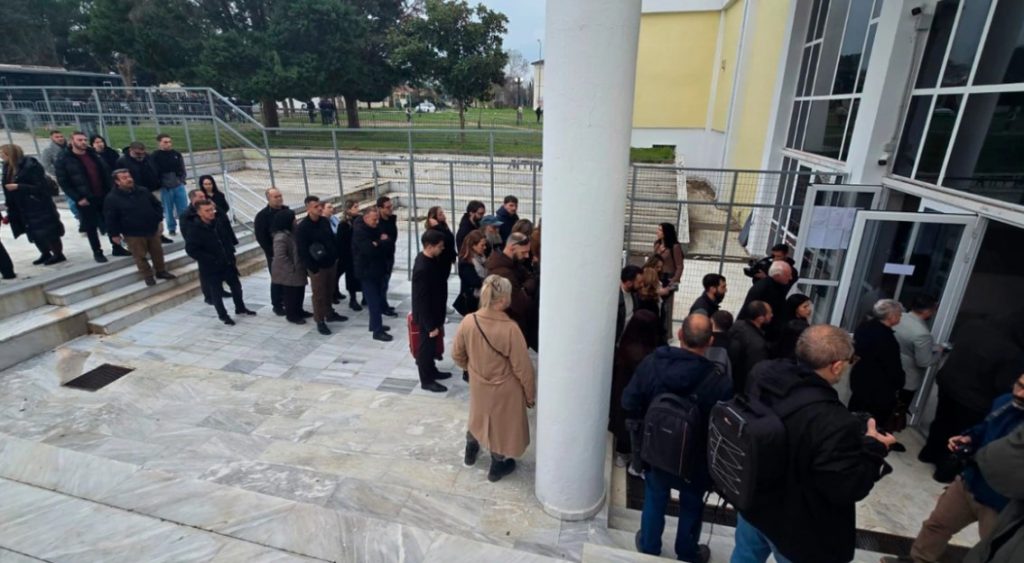 Ξεκινά η δίκη για τα Τέμπη, άνοιξαν οι πόρτες για τους συγγενείς, 36 οι κατηγορούμενοι