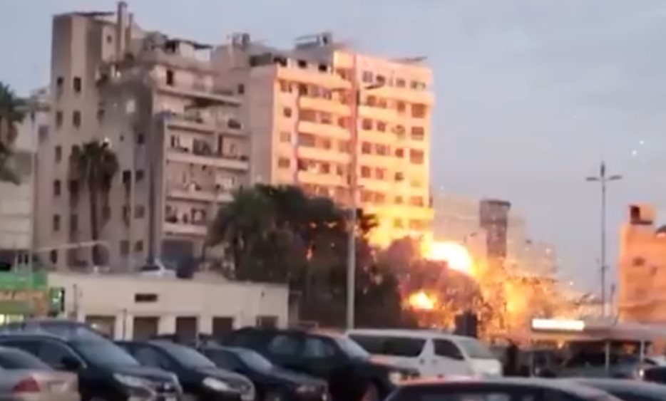Βίντεο: Η στιγμή που ισραηλινός βομβαρδισμός κατεδαφίζει κτήριο 22 ορόφων στη Βηρυτό