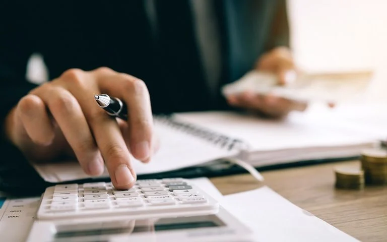 Δημόσιο: Οι 35 αυξήσεις που δόθηκαν από 2023 – Έως 2,5 μισθοί επιπλέον