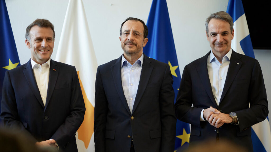 Τριμερής συνάντηση στην Κύπρο: Προειδοποίηση Μητσοτάκη για ασύμμετρες απειλές λόγω πολέμου - Συνοδεία εμπορικών πλοίων προανήγγειλε ο Μακρόν