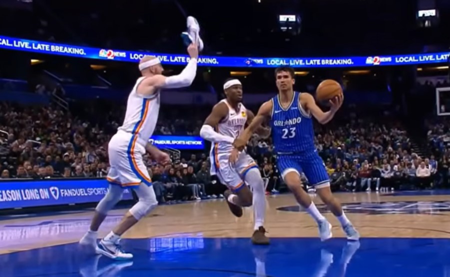 ΝΒΑ: Ο Καρούζο έπαιξε άμυνα με το... παπούτσι στο χέρι - BINTEO