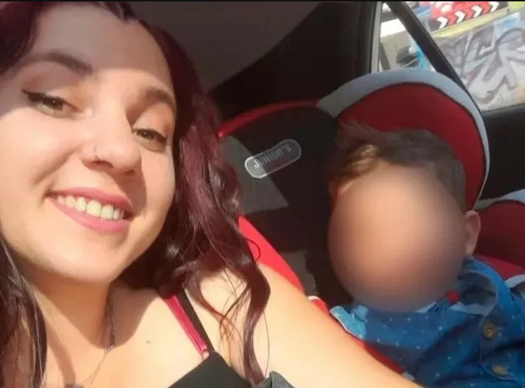 Θάνατος 3χρονου Άγγελου: Με σκυμμένο κεφάλι έφτασαν στα δικαστήρια η μητέρα και ο πατριός