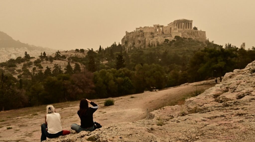 Καιρός: Συννεφιά, σκόνη και 20άρια - Πού θα έχει λασποβροχές 