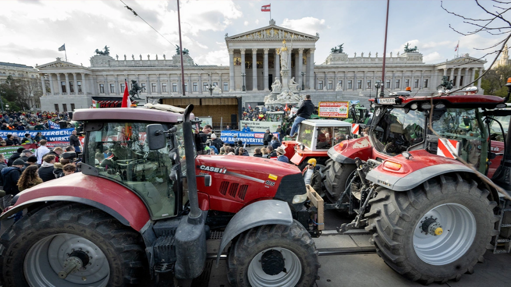 Αυστρία: Κατέκλυσαν τη Βιέννη τρακτέρ - Να αναγράφεται η προέλευση των προϊόντων ζητάνε οι αγρότες