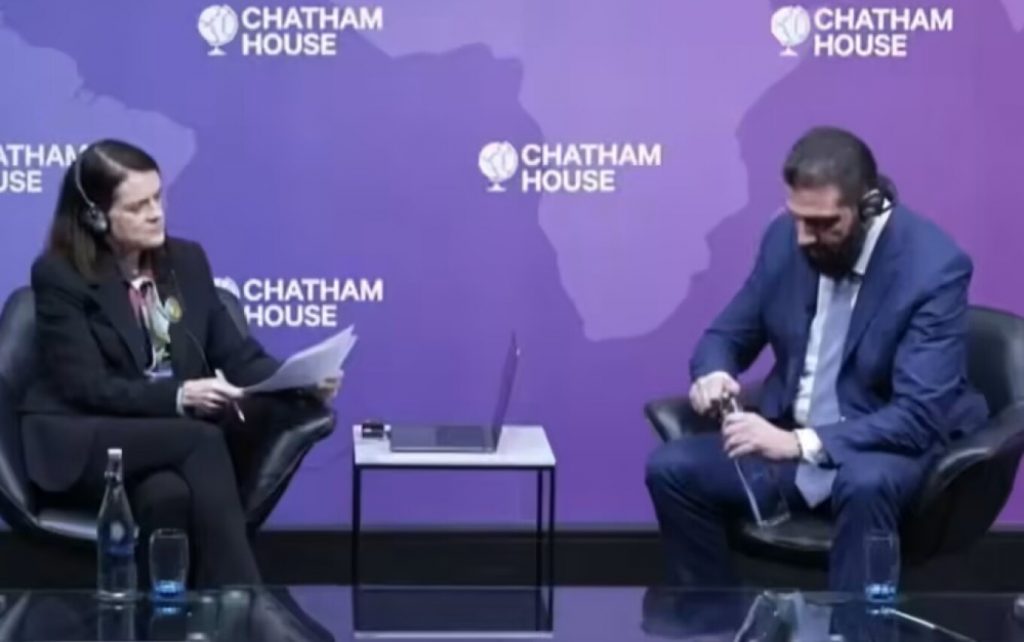 Viral ο πρόεδρος της Συρίας Αλ-Σάρα: Δεν μπόρεσε να ανοίξει ένα μπουκάλι νερό και τον βοήθησε γυναίκα δημοσιογράφος