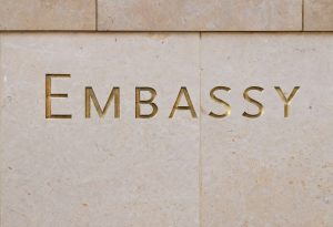 1. Δυσαρέσκεια από Πρεσβεία συμμάχου χώρας, αλλά και παγκόσμιου επιχειρηματικού ομίλου για διαβεβαιώσεις και υποσχέσεις που δόθηκαν «άνωθεν» όσον αφορά «μονοπωλιακή» ιδιωτικοποίηση, που δεν τηρήθηκαν!