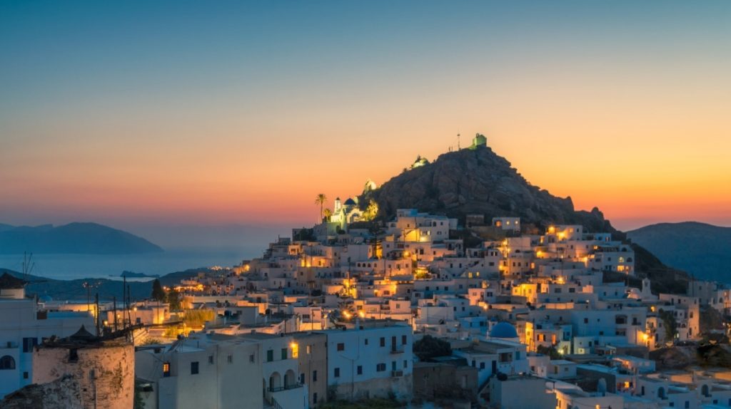 Το ελληνικό νησί που αποτελεί πόλο έλξης για τη νέα γενιά ταξιδιωτών: «Η Χώρα του από τις πιο όμορφες των Κυκλάδων»