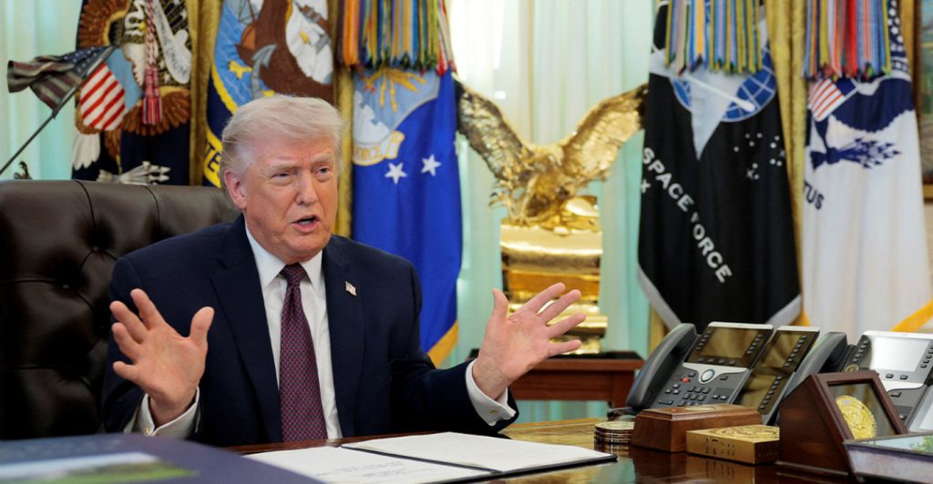 Ο Τραμπ επιβάλλει νέους τελωνειακούς δασμούς ως και 100% σε εισαγόμενα φάρμακα