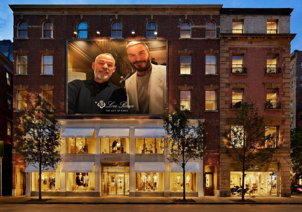 Οταν ο Χρήστος Καινούριος πρότεινε ενδυματολογικούς συνδυασμούς σε έναν …ασήμαντο τουρίστα και τον πωλητή του Loro Piana στην Madison Avenue στη Νέα Υόρκη! Και η Βικτώρια Μπέκαμ κοιτούσε με θαυμασμό!