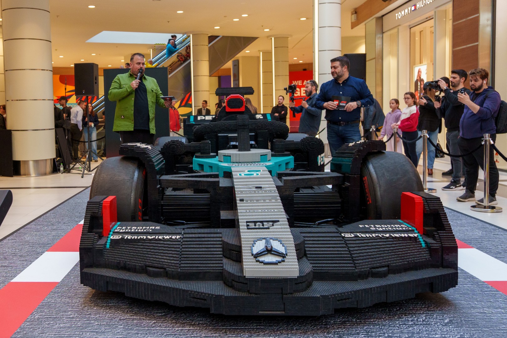 To μονοθέσιο LEGO Mercedes-AMG Petronas F1 στο «The Mall Athens»