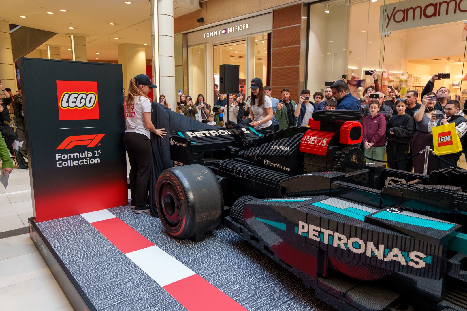 To μονοθέσιο LEGO Mercedes-AMG Petronas F1 στο «The Mall Athens»