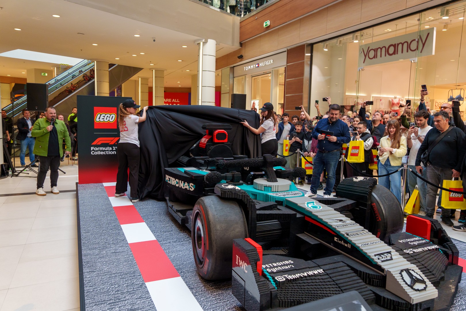 To μονοθέσιο LEGO Mercedes-AMG Petronas F1 στο «The Mall Athens»