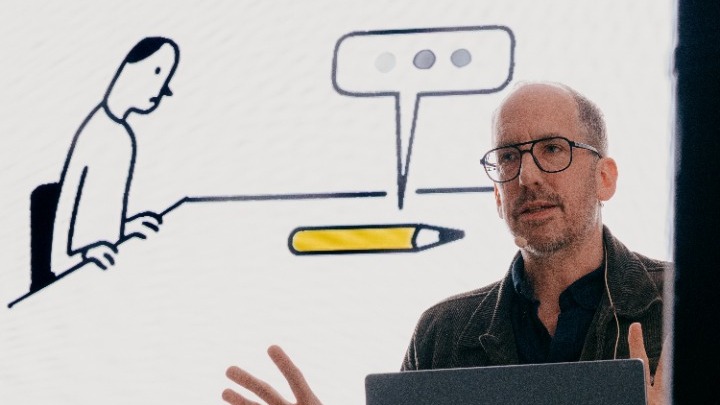 Όταν η τέχνη συναντά την αβεβαιότητα: Ο Κρίστοφ Νίμαν για δημιουργία, πίεση και Τεχνητή Νοημοσύνη