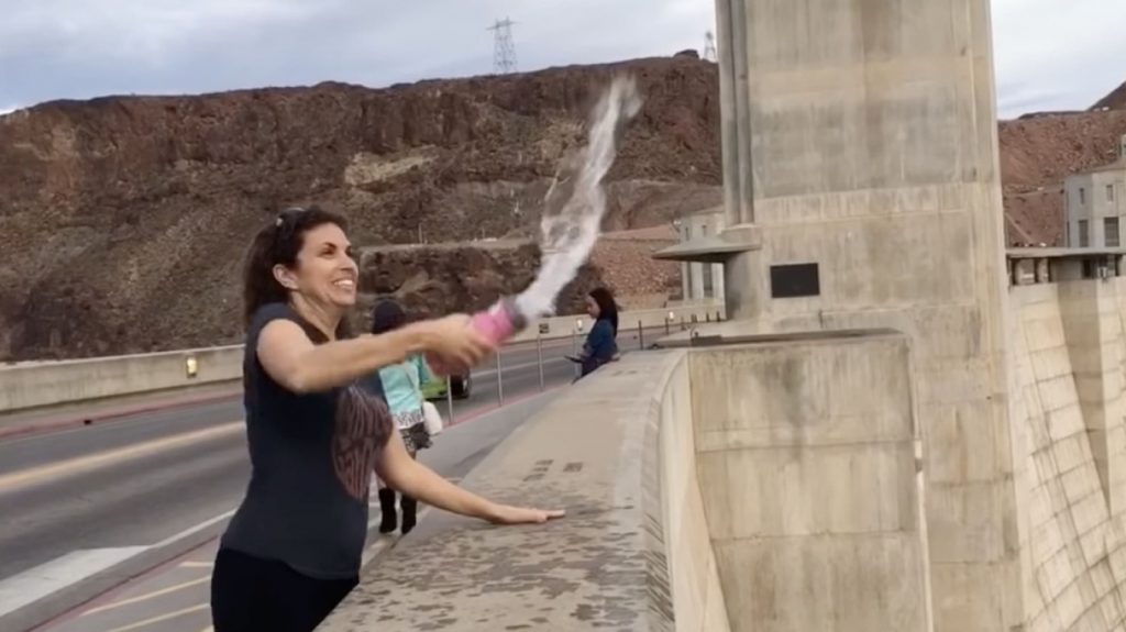 Το Φράγμα Χούβερ αψηφά τη βαρύτητα: Το εντυπωσιακό φαινόμενο που κάνει το νερό να αιωρείται αντί να πέφτει