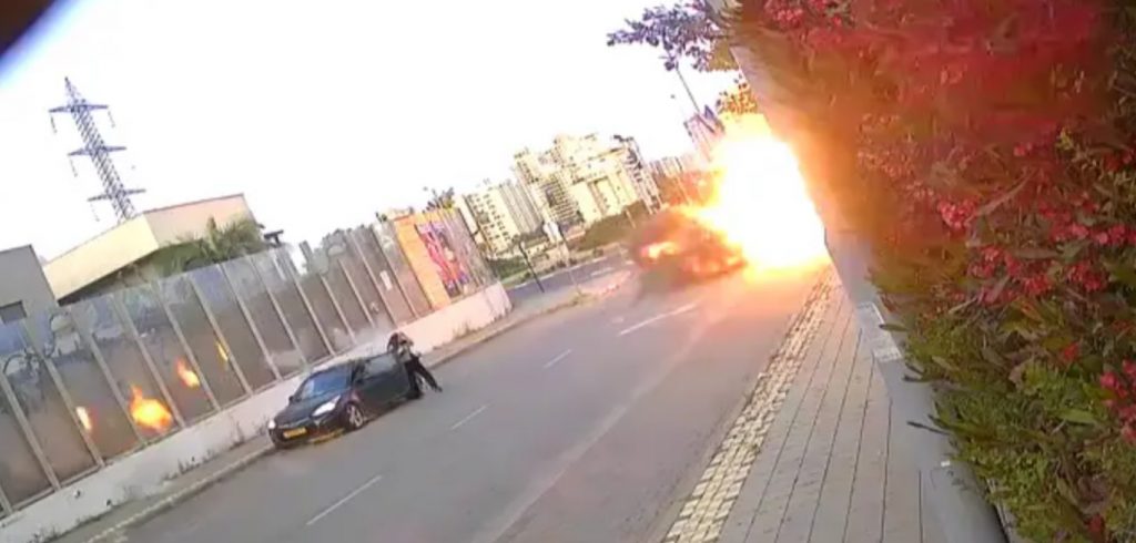 Συγκλονιστικό βίντεο: Βόμβα διασποράς σκάει λίγα μέτρα μακριά από γυναίκα στο Ισραήλ