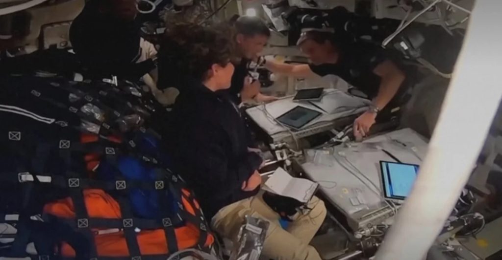 Η συγκίνηση των μελών του Artemis II: H αφιέρωση στη σύζυγο αστροναύτη που έχει πεθάνει και η μεγάλη αγκαλιά