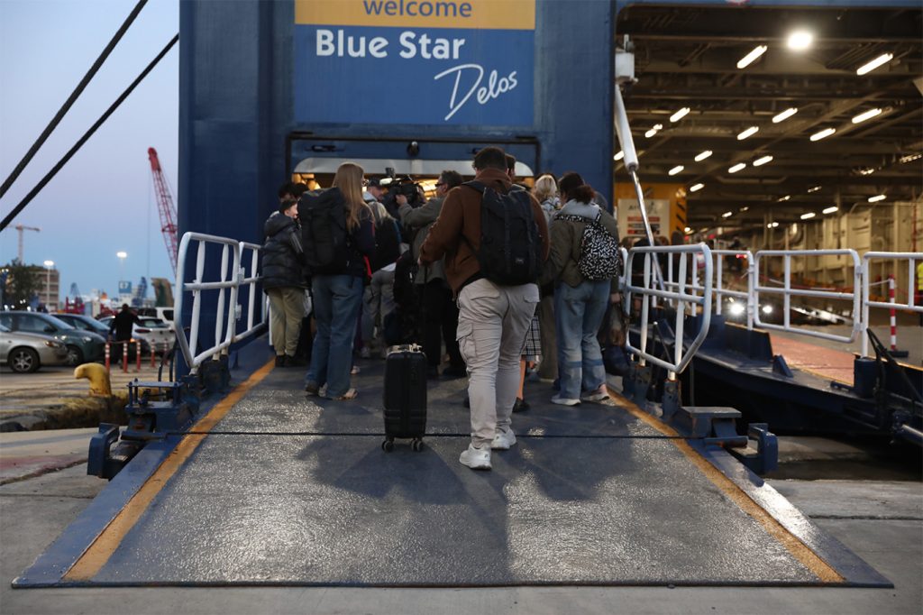 Φεύγουν οι εκδρομείς του Πάσχα για τα νησιά, αυξημένη κίνηση στα λιμάνια