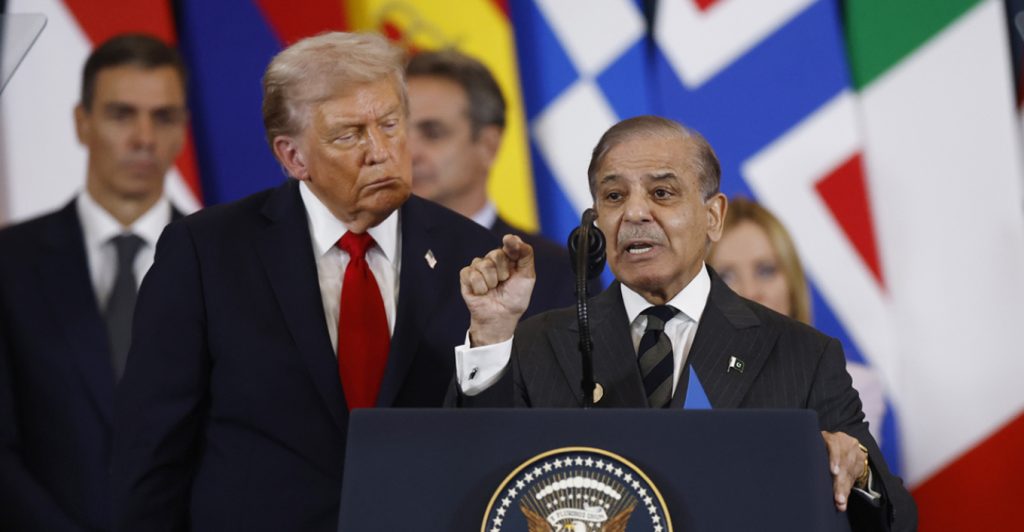 BBC: Γιατί μόνο το Πακιστάν μπορούσε να φέρει ΗΠΑ και Ιράν σε συμφωνία