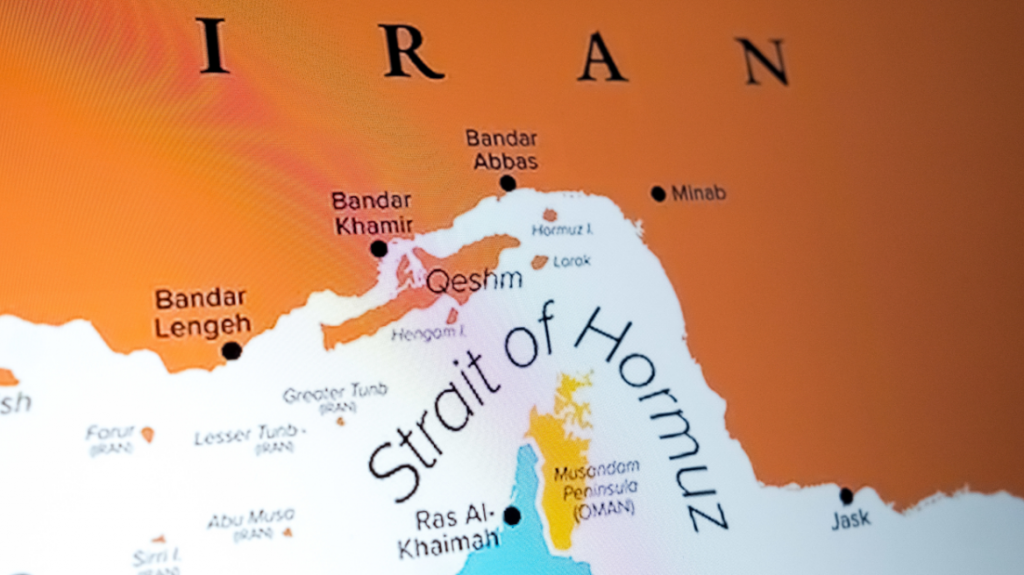 Τα Στενά του Ορμούζ είναι κλειστά, διαμηνύουν οι Ιρανοί στα πλοία στον Περσικό