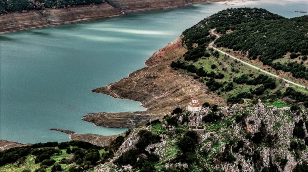 «Ανάσα» για τον Μόρνο: Τριπλασιάστηκαν τα αποθέματα νερού, βυθίστηκε ξανά το χωριό Κάλλιο, δείτε βίντεο
