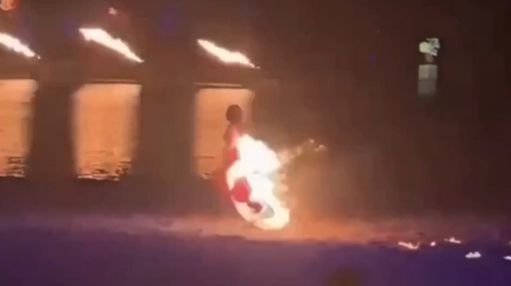 Τρομακτικό ατύχημα στην Κίνα: Φόρεμα χορεύτριας έπιασε φωτιά, η καλλιτέχνης υπέστη εγκαύματα και νοσηλεύεται, δείτε βίντεο
