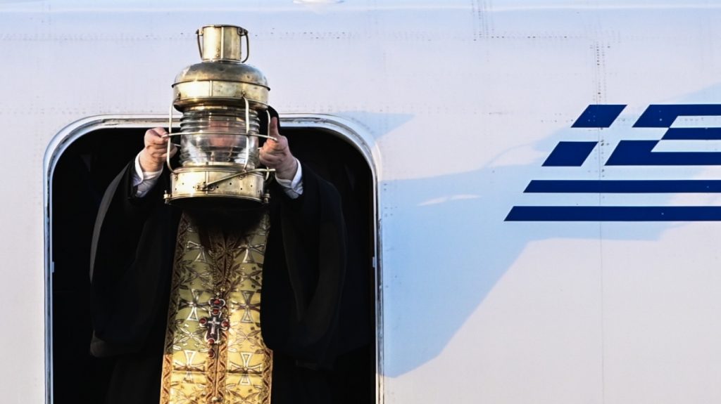 Άγιο Φως: Το σχέδιο μεταφοράς στην Ελλάδα - Τι ώρα αναμένεται να φτάσει στο Ελευθέριος Βενιζέλος