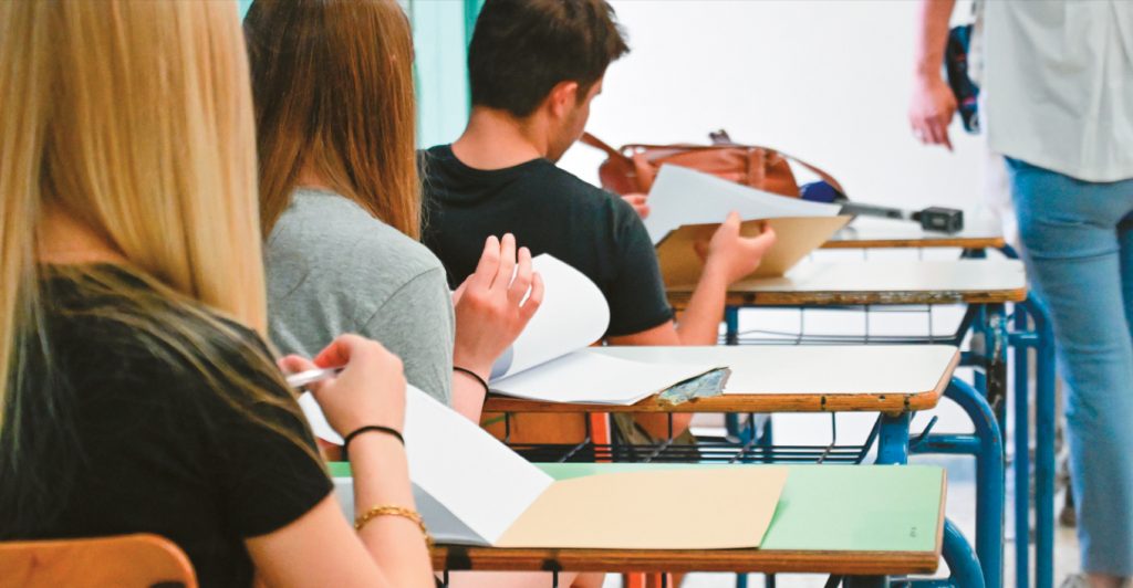 Αντίστροφη μέτρηση για τη λήξη των μαθημάτων και την έναρξη των Πανελλαδικών - Πότε θα χτυπήσει το τελευταίο κουδούνι