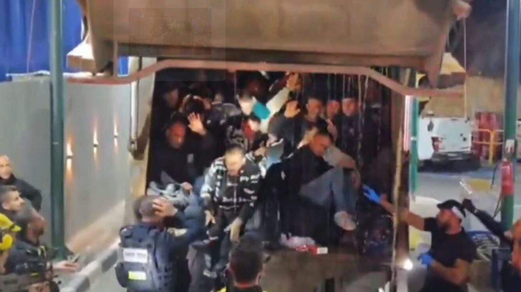 Απίστευτο βίντεο από το Ισραήλ: Προσπάθησαν να περάσουν 68 Παλαιστίνιους κρυμμένους σε... απορριμματοφόρο