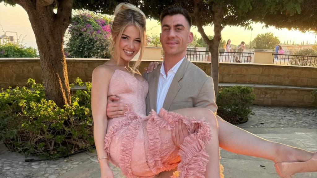 Παντρεύονται Φειδίας Παναγιώτου και Στυλιάνα Αβερκίου - Tο προσκλητήριο του γάμου, ζητούν ντύσιμο με... Bridgerton vibes