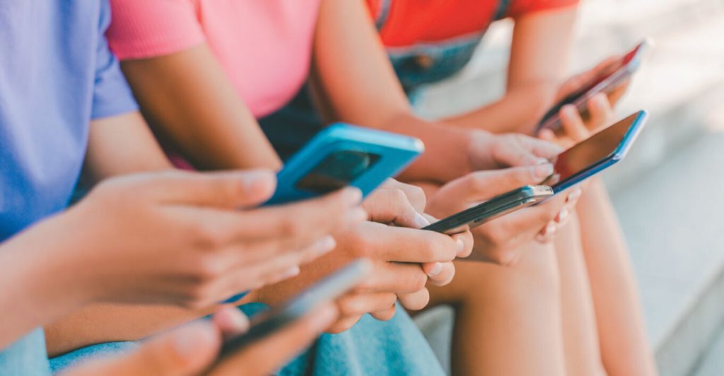 Από το 2027 η «ψηφιακή ασπίδα» για ανηλίκους κάτω των 15: Νέοι κανόνες πρόσβασης στα social media