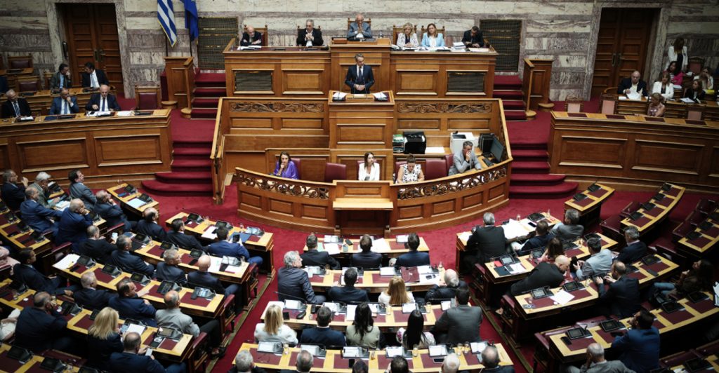 Πολιτική ένταση ενόψει της συζήτησης για το κράτος δικαίου στη Βουλή – Θεσμικές αλλαγές προωθεί η ΝΔ, μομφή εξετάζει η αντιπολίτευση
