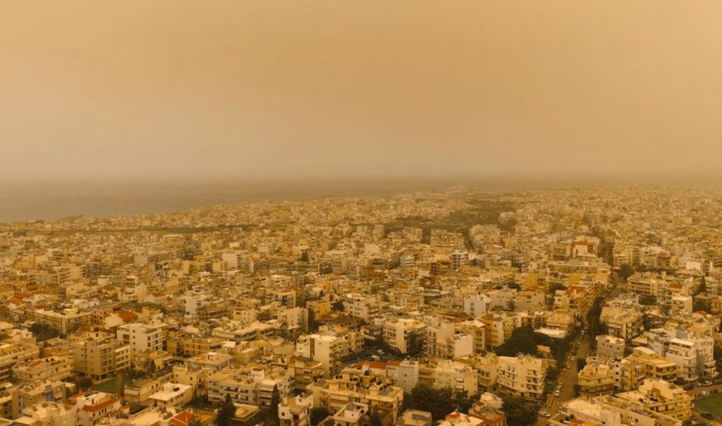 Καιρός: Επιμένει η αφρικανική σκόνη – Ποιες περιοχές επηρεάζονται, πού αναμένονται λασποβροχές