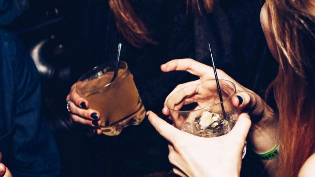 Βάρκιζα: Στο νοσοκομείο 14χρονη μετά από κατανάλωση βότκας, χειροπέδες στην ιδιοκτήτρια μίνι μάρκετ