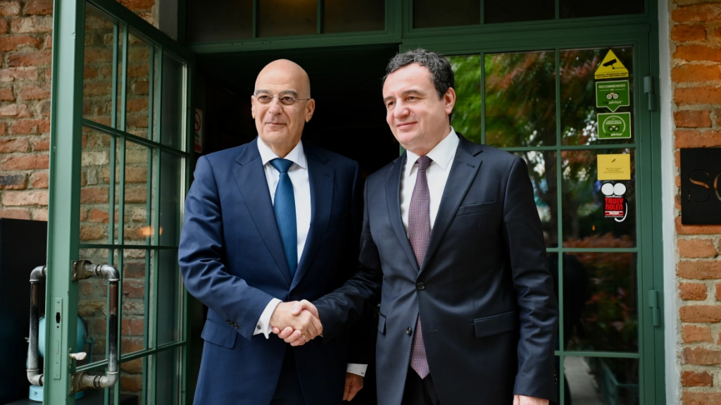 Με τον πρωθυπουργό του Κοσόβου στην Πρίστινα συναντήθηκε ο Νίκος Δένδιας