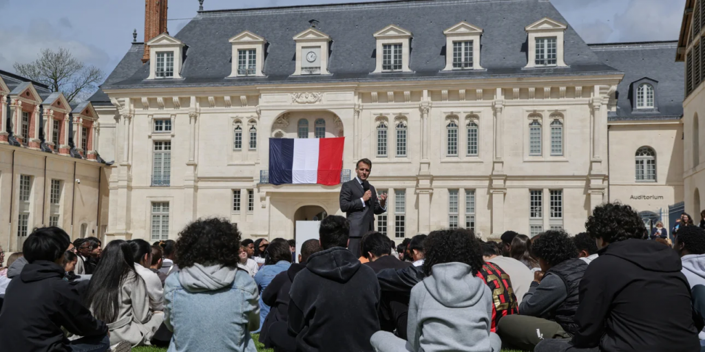 Γαλλία: Με μια ελληνική λέξη, ο Εμανουέλ Μακρόν προτείνει «ημέρα χωρίς σύνδεση» κάθε μήνα στους νέους
