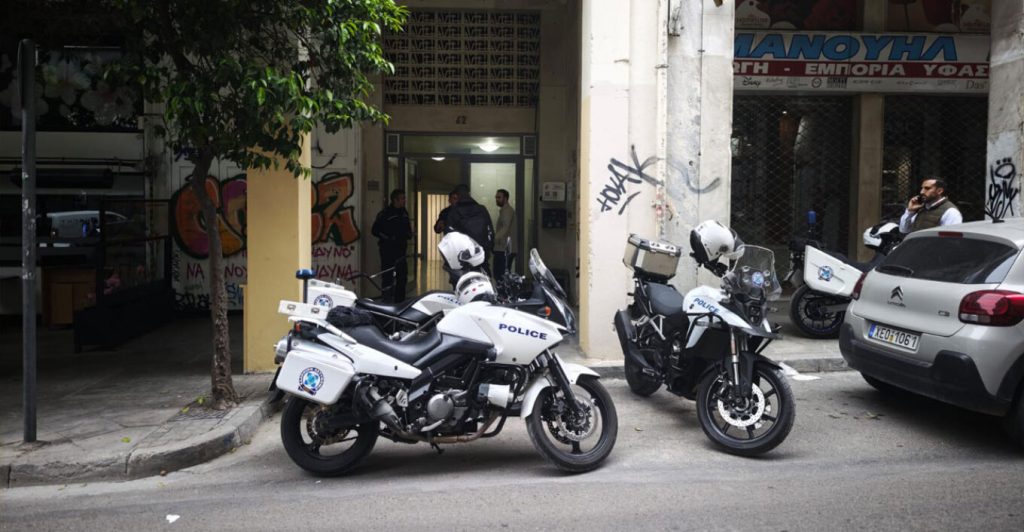 Θρίλερ με νεκρή γυναίκα σε ακάλυπτο πολυκατοικίας στο κέντρο της Αθήνας: Προσήχθη ένας ύποπτος - «Ξύπνησα από κραυγές, φώναζε συγγνώμη»