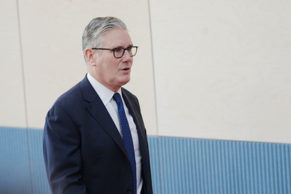 Σκάνδαλο Επστάιν: Στο στόχαστρο και πάλι ο Στάρμερ για τον διορισμό Μάντελσον παρά τη σχέση τουτ με τον χρηματιστή