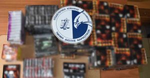 Καλαμάτα: Συνελήφθη 20χρονος με πάνω από 2.000 κροτίδες και 20 δυναμίτες που είχε παραγγείλει από το εξωτερικό