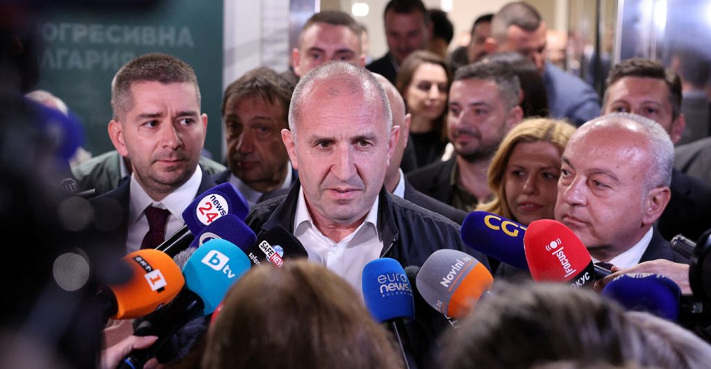 Από στρατιωτικός και πιλότος μαχητικών, στην πρωθυπουργία - Ποιος είναι ο φιλορώσος Ρούμεν Ράντεφ που κέρδισε τις εκλογές στη Βουλγαρία