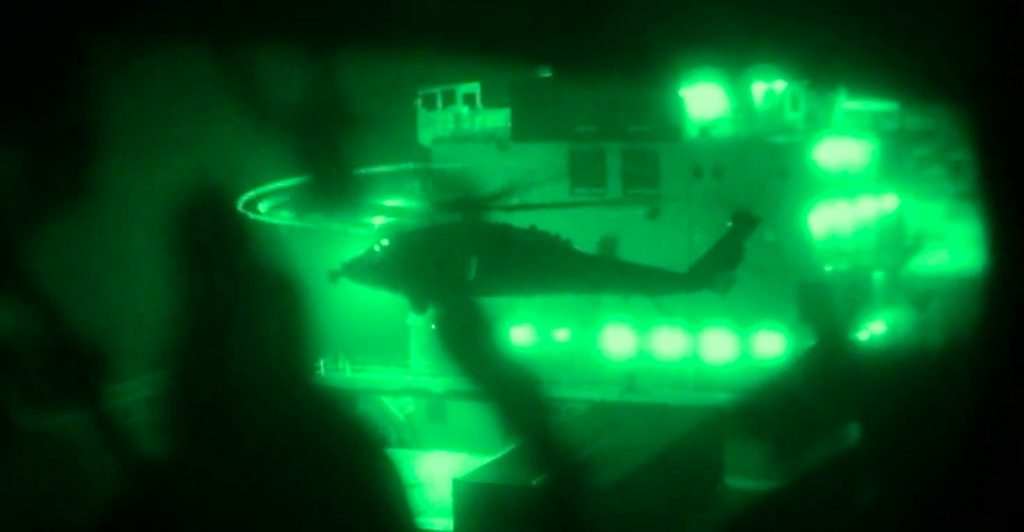 Η στιγμή του ρεσάλτου των Αμερικανών πεζοναυτών στο ιρανικό πλοίο που είχε ακινητοποιηθεί από πυρά όταν επιχείρησε να σπάσει τον αποκλεισμό