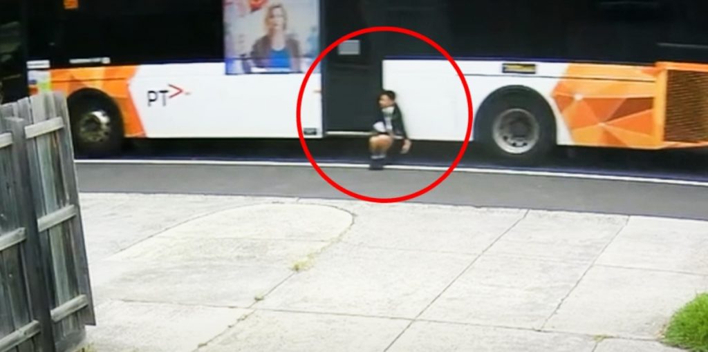 Τρομακτικό βίντεο από την Αυστραλία: 12χρονος πιάστηκε σε πόρτα λεωφορείου και σύρθηκε στον δρόμο για 350 μέτρα
