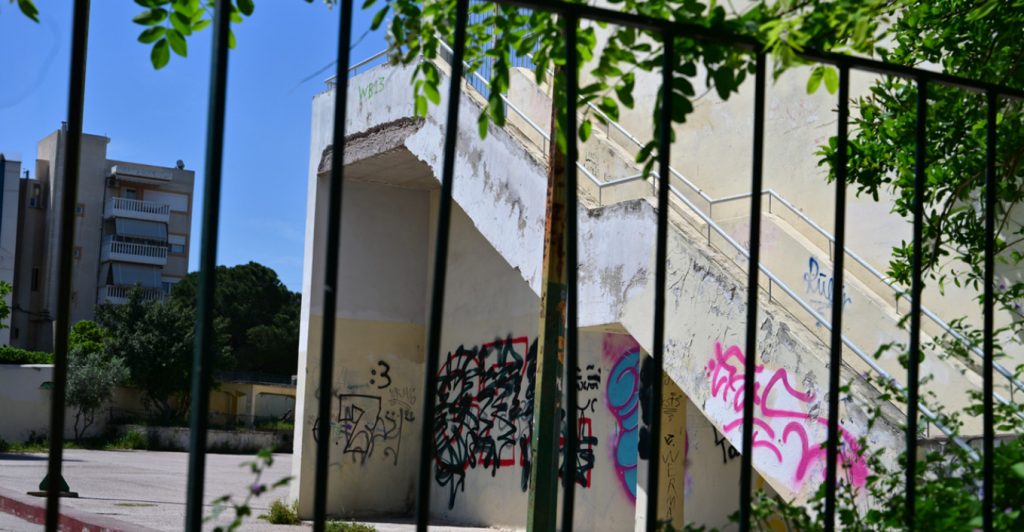 Πτώση 13χρονης από μπαλκόνι σχολείου στο Χαϊδάρι: «Είδα σοβάδες, όχι σπασμένο κάγκελο», λέει ο γγ του υπ. Παιδείας