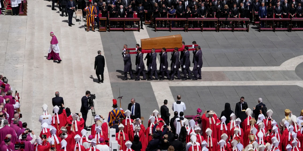 Πιστοί συρρέουν για να προσκυνήσουν στον τάφο του Πάπα Φραγκίσκου - Ένας χρόνος από τον θάνατο του