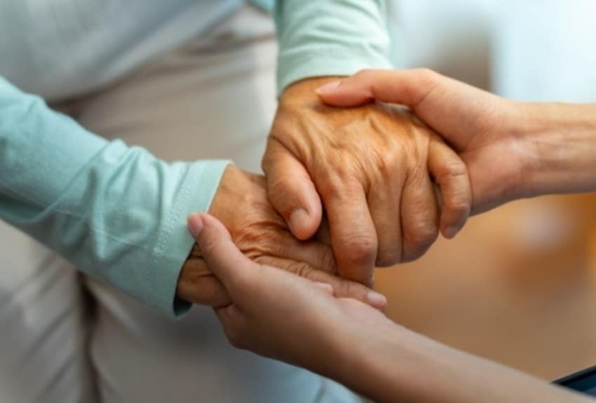 Φρίκη στη Χαλκίδα: Βασάνιζε την 70χρονη μητέρα της μαζί με τον σύντροφό της, την χτυπούσαν και την ανάγκαζαν να σταθεί στο ένα πόδι