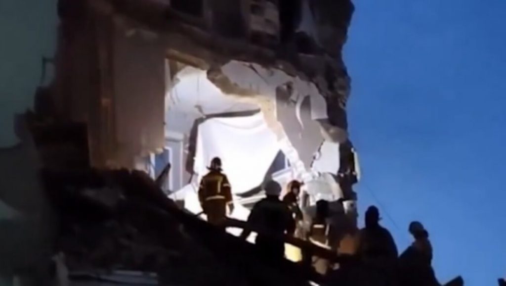 Ρωσία: Δύο νεκροί σε πόλη μετά την κατάρρευση τμήματος πολυκατοικίας που χτυπήθηκε από ουκρανικό drone