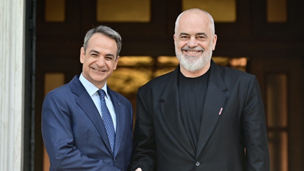 Ζήτησε συγνώμη από τον Μητσοτάκη για το ντύσιμό του ο Έντι Ράμα