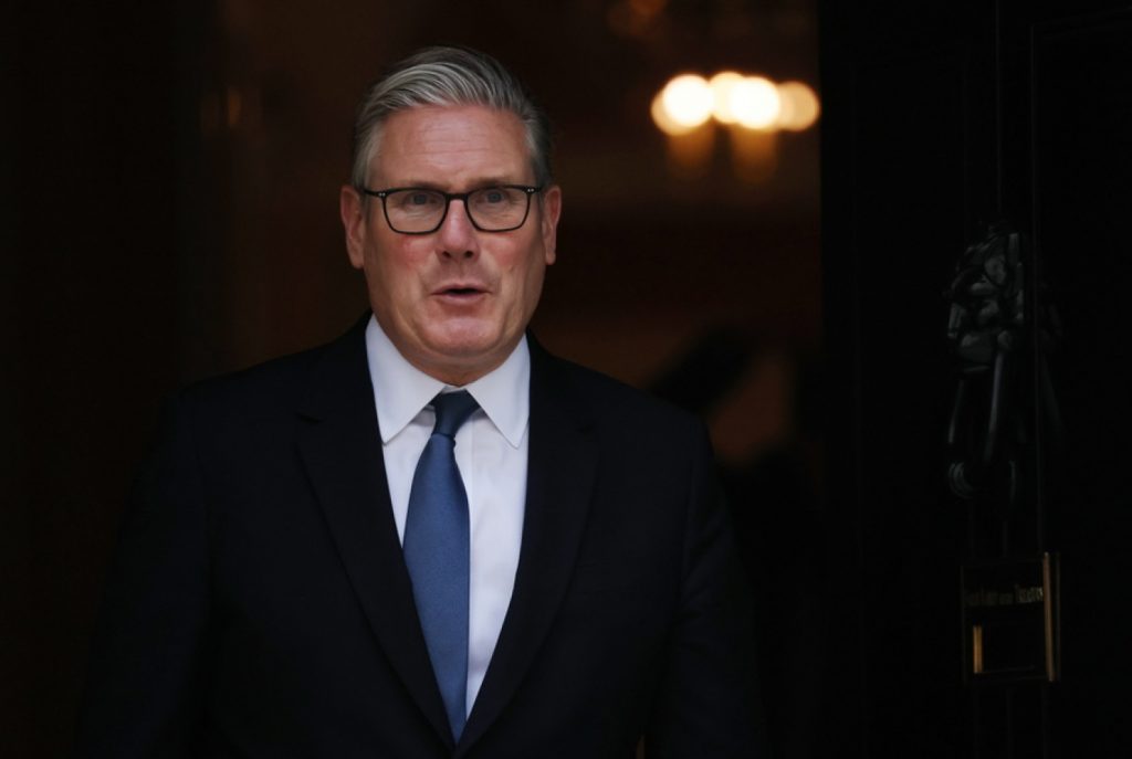 Υπό πίεση ο Κιρ Στάρμερ: Τα σκάνδαλα και εσωκομματικές πιέσεις που απειλούν να τον «γκρεμίσουν»